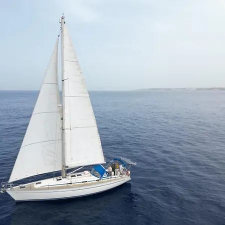 Πλωτό κατάλυμα Entire Boat 3 In *